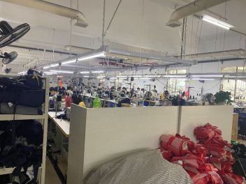 探秘湖北國派服裝制造 匠心工藝與產業升級之路